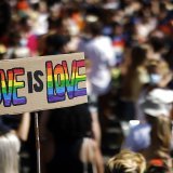 Plus de la moitié des agressions anti-LGBTIQ ont eu lieu dans les espaces publics, dont 25% dans la rue et 23% dans les transports publics et les gares (photo d'illustration). KEYSTONE/MICHAEL BUHOLZER